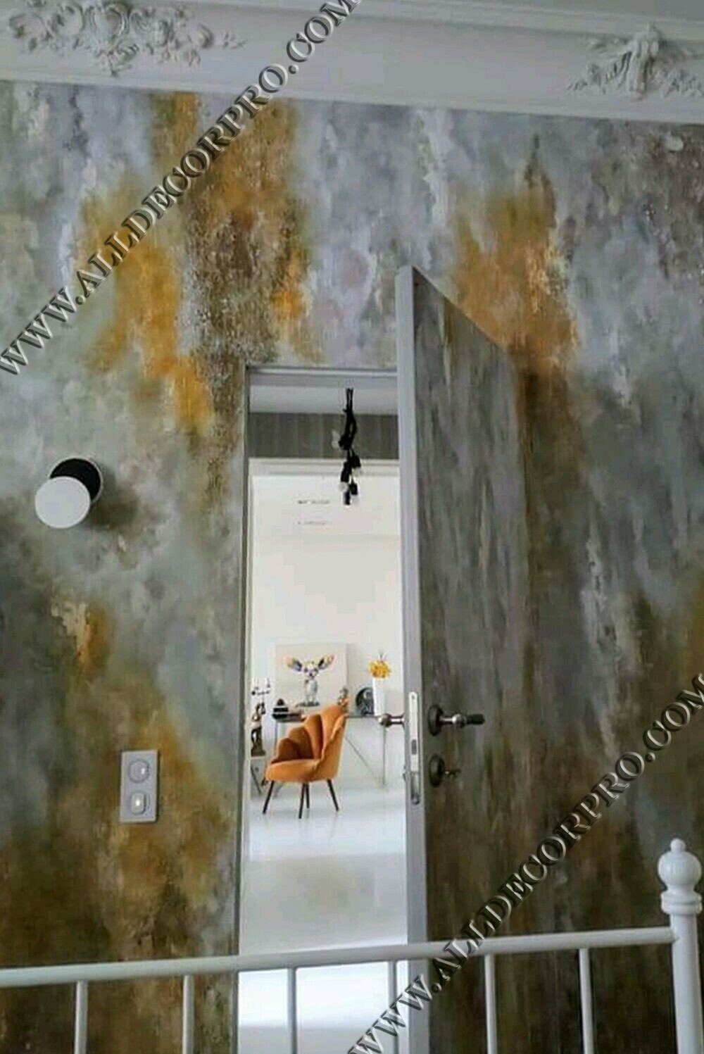 Стена спальни декорированная микробетоном San Marco "Concret Art"