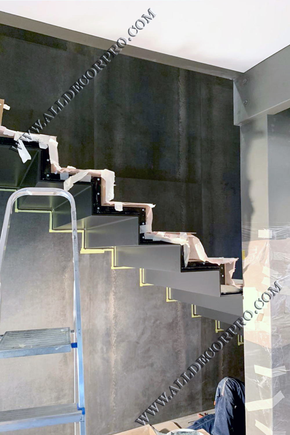 Стены лестничной зоны декорированные микробетоном San Marco "Concret Art"