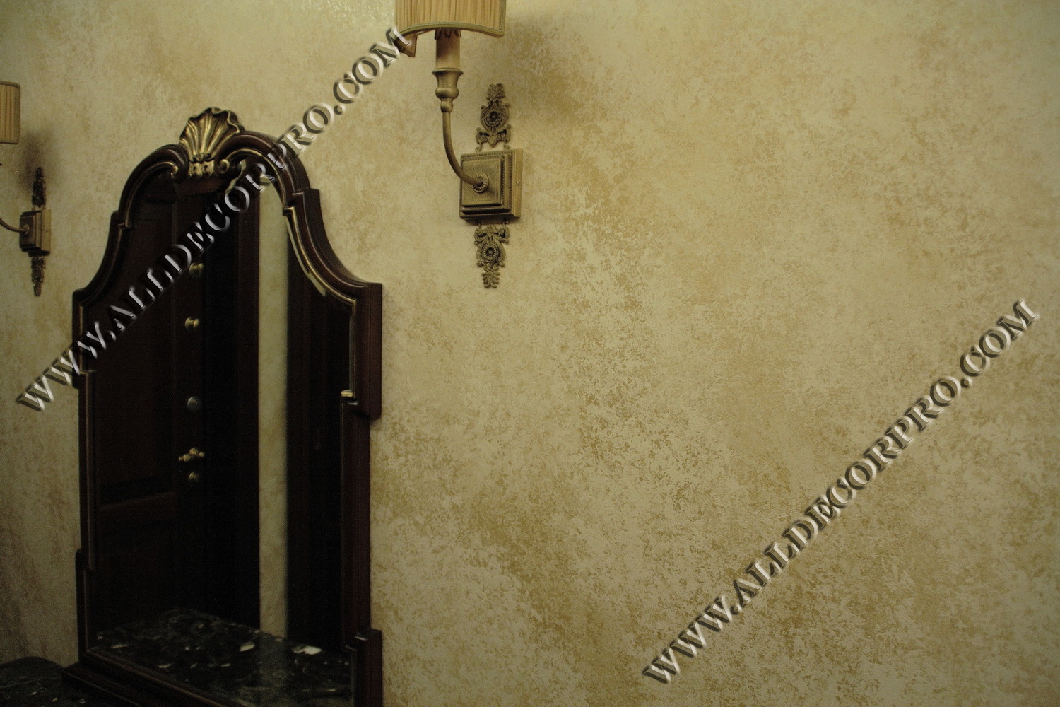 Стены декорированные венецианской штукатуркой с эффектом выветренного камня