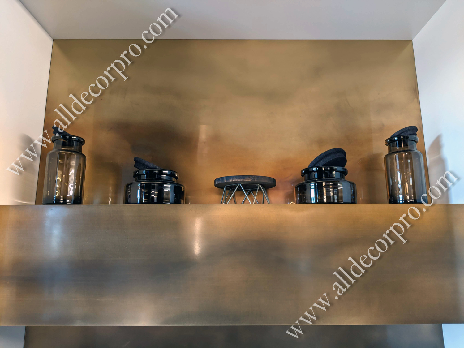 Кухонная полка и простенок металлизированные жидким металлом с эффектом патинированной латуни